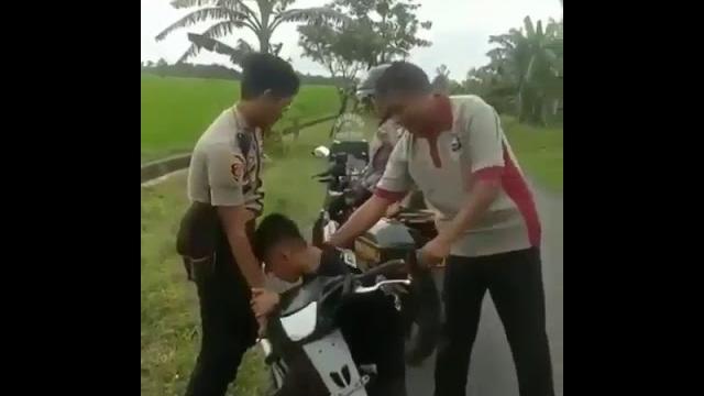 Anak kecil lucu ditilang polisi Anak kecil lucu ditilang polisi
