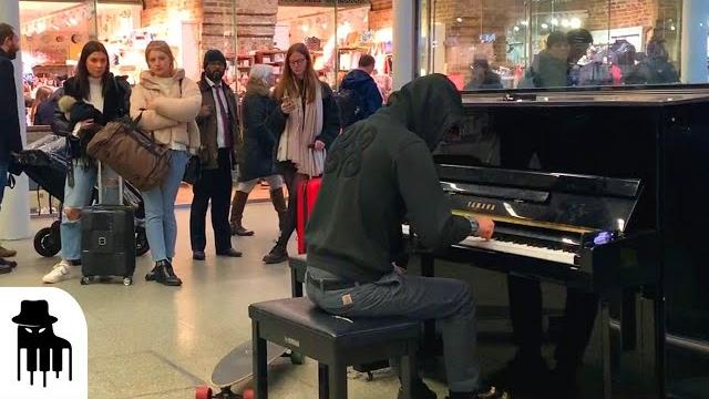 Skateboarder in hoodie amazes public with sublime piano music Skateboarder in hoodie amazes public with sublime piano music
