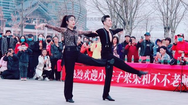 果果不不姐弟反串表演水兵舞《惜別的海岸》,精彩總在一瞬間! 果果不不姐弟反串表演水兵舞《惜別的海岸》,精彩總在一瞬間!