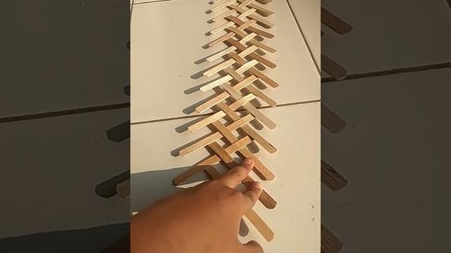 Menyusun stik es krim dan dihancurkan Menyusun stik es krim dan dihancurkan