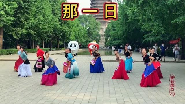 玲珑广场舞蹈《那一日》经殿香雾飞成仙,天籁之音,藏舞神韵, 玲珑广场舞蹈《那一日》经殿香雾飞成仙,天籁之音,藏舞神韵,