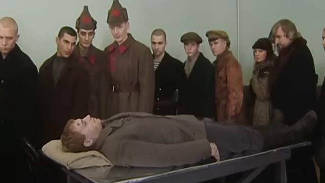 Добротный исторический боевик о легендарном налётчике точно передаёт дух того времени! Добротный исторический боевик о легендарном налётчике точно передаёт дух того времени!