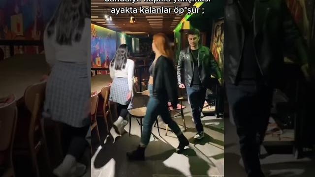 Öpüşme cezali yer kapma challenge #shorts Öpüşme cezali yer kapma challenge #shorts
