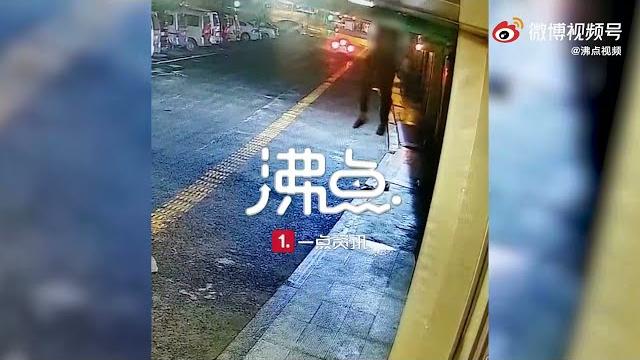 两年轻男子做完大保健想白嫖,跳楼逃跑被老板娘无情羞辱~ 两年轻男子做完大保健想白嫖,跳楼逃跑被老板娘无情羞辱~