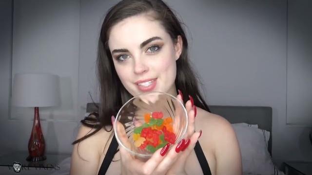 Giantess eats haribo bears Giantess eats haribo bears