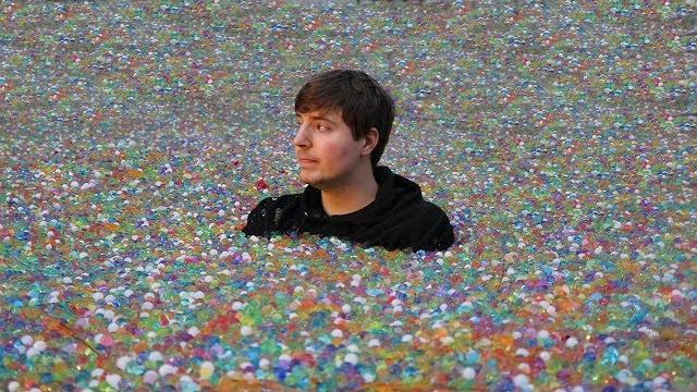 Aku simpan 100 juta orbeez di halaman belakang temanku Aku simpan 100 juta orbeez di halaman belakang temanku