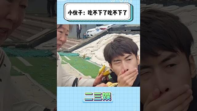 小伙低血糖晕倒,阿姨们热情投喂 小伙低血糖晕倒,阿姨们热情投喂