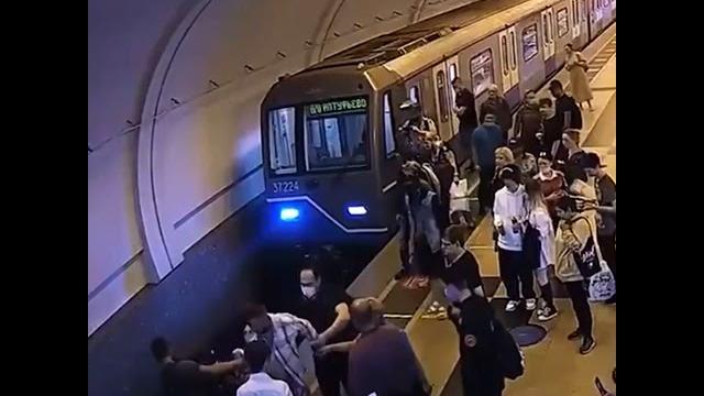 В москве промышленный альпинист спас мужчину, упавшего на рельсы метро прямо перед поездом В москве промышленный альпинист спас мужчину, упавшего на рельсы метро прямо перед поездом