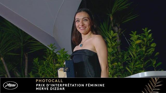 Les herbes sèches – prix d’interprétation féminine - merve dizdar – photocall – vf – cannes 2023 Les herbes sèches – prix d’interprétation féminine - merve dizdar – photocall – vf – cannes 2023