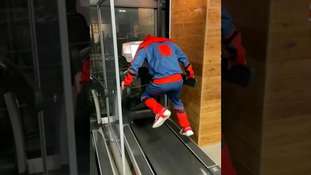 Koşu bandında düştü #örümcekadam #spiderman Koşu bandında düştü #örümcekadam #spiderman