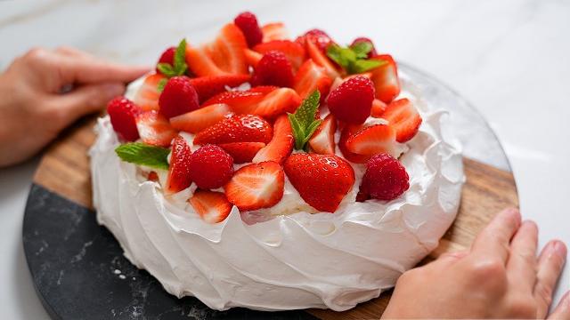 No flour! the most delicate cake simply melts in your mouth! meringue cake pavlova with strawberries No flour! the most delicate cake simply melts in your mouth! meringue cake pavlova with strawberries