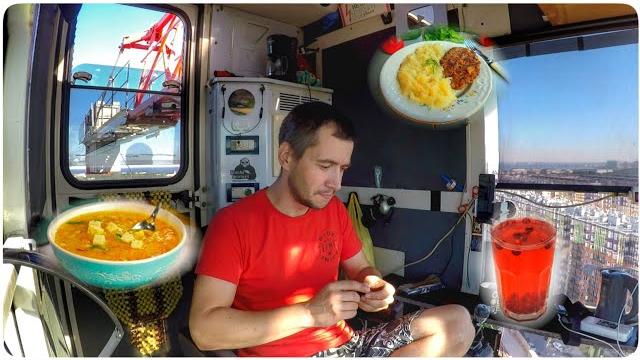 Крановщик на высоте 55 м. самый высокий кран на стройке. предложили поработать за еду. Крановщик на высоте 55 м. самый высокий кран на стройке. предложили поработать за еду.