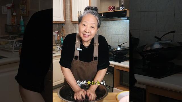今天分享紫苏原汁的做法,紫苏优先选用紫色叶片,香气更浓郁且含花青素。将紫苏叶洗净、揉搓、切碎,与白糖冰糖、白醋拌匀,汁液呈紫红色,发酵后味道更佳。周六继续分享紫苏桃子和紫苏梅子的成品做法。#孔 今天分享紫苏原汁的做法,紫苏优先选用紫色叶片,香气更浓郁且含花青素。将紫苏叶洗净、揉搓、切碎,与白糖冰糖、白醋拌匀,汁液呈紫红色,发酵后味道更佳。周六继续分享紫苏桃子和紫苏梅子的成品做法。#孔
