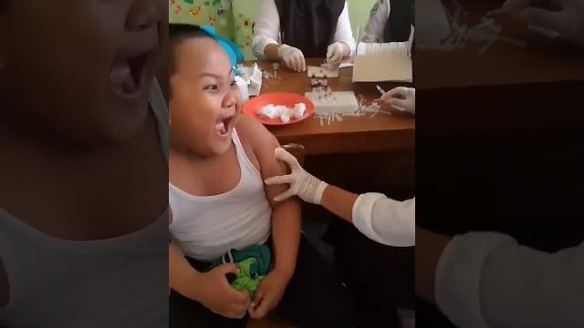 Viral reaksi bocil ketika di suntik bikin ngakak.... Viral reaksi bocil ketika di suntik bikin ngakak....