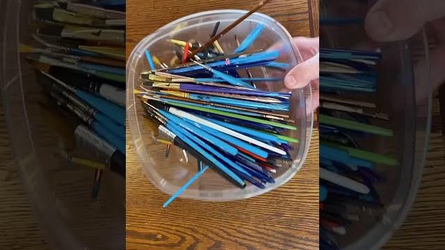 Cleaning my paint brushes. saving dried up paint brushes! #shorts #artist #diy #howto #art #painter Cleaning my paint brushes. saving dried up paint brushes! #shorts #artist #diy #howto #art #painter