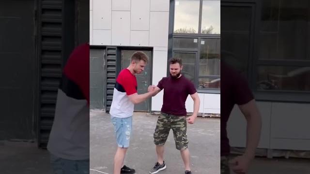 Разрезаем яблоко правильно! 🫣 #shorts #фрост Разрезаем яблоко правильно! 🫣 #shorts #фрост