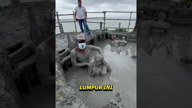 Mandi di kolam lumpur vulkanik favorit wisatawan manca negara Mandi di kolam lumpur vulkanik favorit wisatawan manca negara