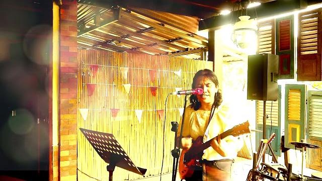 Dyta septiani - "faux amis" (live at lawuh uti) Dyta septiani - "faux amis" (live at lawuh uti)