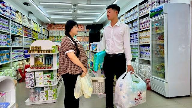 El ceo alex es como un verdadero padre cuando lleva a tu na a hacer compras para su hijo por nacer. El ceo alex es como un verdadero padre cuando lleva a tu na a hacer compras para su hijo por nacer.