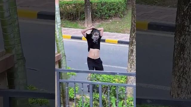 她男朋友在现场?is her boyfriend present at the scene 她男朋友在现场?is her boyfriend present at the scene