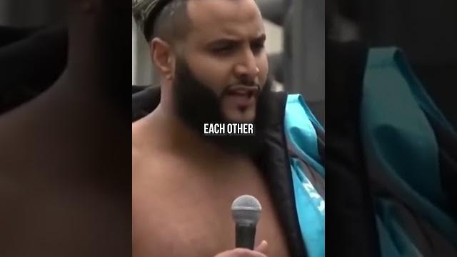 The moment that melted the hearts of the muslims The moment that melted the hearts of the muslims