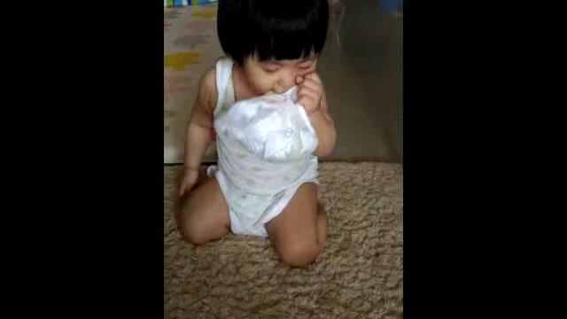 妞妞聞自己尿布 妞妞聞自己尿布