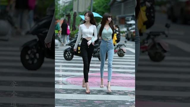 最近很喜欢等红绿灯,别问我为什么?#街拍 #大长腿 #穿搭 #美女#shorts 最近很喜欢等红绿灯,别问我为什么?#街拍 #大长腿 #穿搭 #美女#shorts
