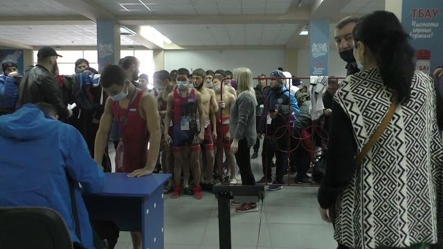 Взвешивание борцов до 48 кг. Взвешивание борцов до 48 кг.