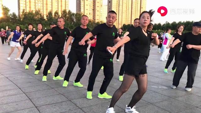 广场鬼步舞《回头看看我》歌好听舞好看,想学跳就跟着练 广场鬼步舞《回头看看我》歌好听舞好看,想学跳就跟着练