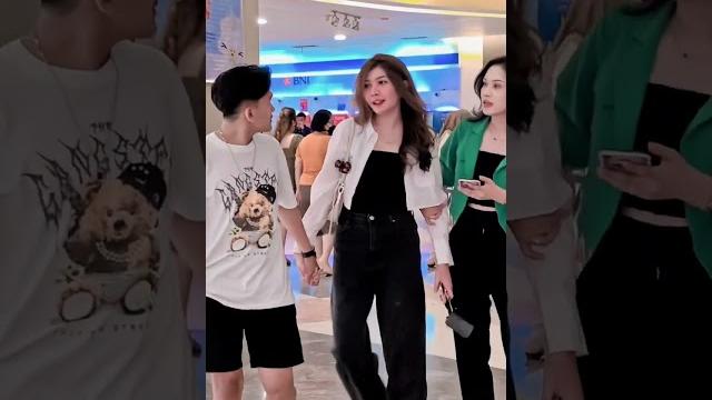 Prank gandeng tangan cewe cantik banget #viraltiktok #shorts Prank gandeng tangan cewe cantik banget #viraltiktok #shorts