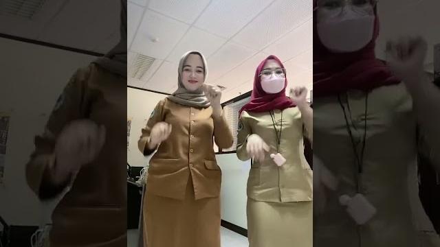 Pns goyang tik tok rok ketat licinnn Pns goyang tik tok rok ketat licinnn