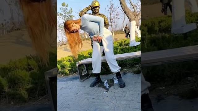 美女公园里尿裤子了 美女公园里尿裤子了