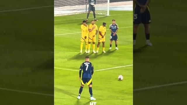 Cristiano ronaldo, topu bilinmezliğe yolluyor. #ronaldo #alnassr #frikik #futbol #htspor Cristiano ronaldo, topu bilinmezliğe yolluyor. #ronaldo #alnassr #frikik #futbol #htspor