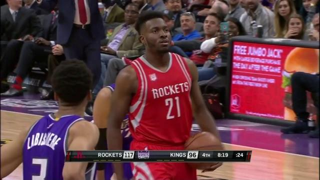 Chinanu onuaku brings back the underhanded free throw again | swishes both free throws Chinanu onuaku brings back the underhanded free throw again | swishes both free throws