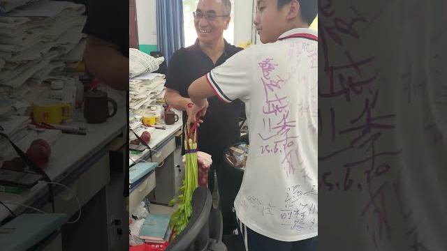 毕业生以“束脩之礼”致谢师恩:师生一程,先生珍重!|中国河北 中学 传统文化 #teacher #students #thanks #gift #culture #shorts #china 毕业生以“束脩之礼”致谢师恩:师生一程,先生珍重!|中国河北 中学 传统文化 #teacher #students #thanks #gift #culture #shorts #china
