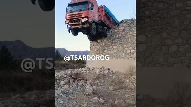 Как вам такие выкрутасы? #дальнабой #авария #шофера #водитель залетай к нам tg: tsardorog Как вам такие выкрутасы? #дальнабой #авария #шофера #водитель залетай к нам tg: tsardorog