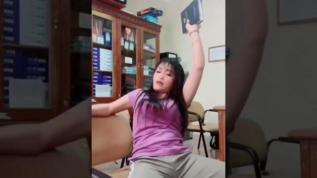 Anu tante kok kesemutan ya?. #shorts #tantehot Anu tante kok kesemutan ya?. #shorts #tantehot