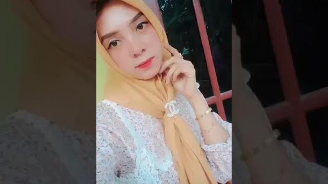 Jilbab colmek pakai timun Jilbab colmek pakai timun