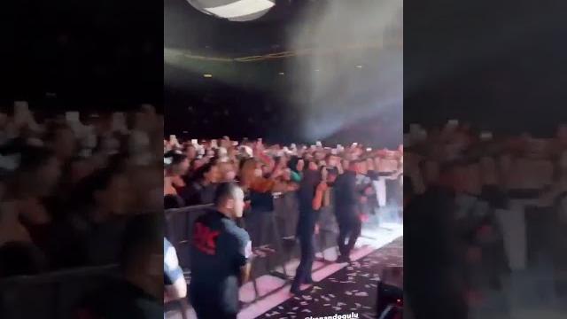 Beren saat, eşi kenan doğulu'nun konserinde sahneye çıkarak performansı ile büyük beğeni topladı. Beren saat, eşi kenan doğulu'nun konserinde sahneye çıkarak performansı ile büyük beğeni topladı.