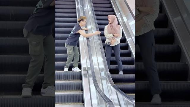 Sentuh cewek cantik sampai di kejar #funny #prank Sentuh cewek cantik sampai di kejar #funny #prank