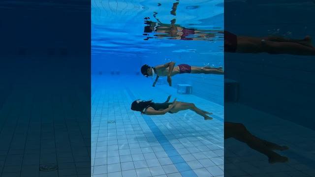 Underwater no fins tandem swim Underwater no fins tandem swim