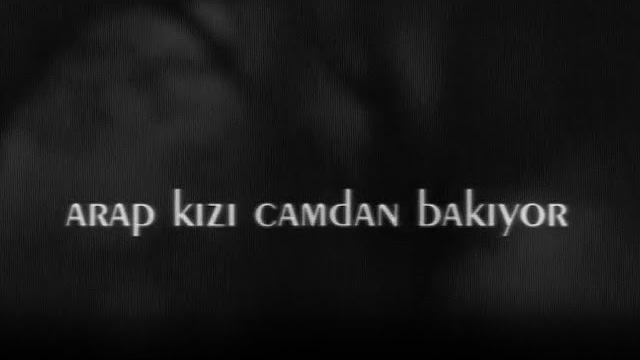 Arap kızı camdan bakıyor Arap kızı camdan bakıyor