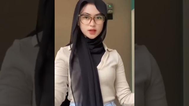 Cewe berkaca mata cantiknya nambah Cewe berkaca mata cantiknya nambah
