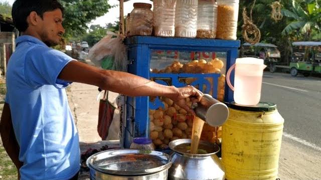Eating panipuri ( fuchka / golgappa ) - indian street food kolkata - bengali street food Eating panipuri ( fuchka / golgappa ) - indian street food kolkata - bengali street food
