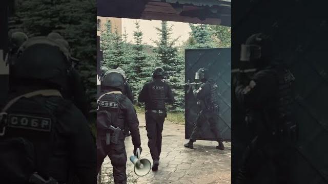 Собр штурмует здание в котором засел вооруженный бандит. Собр штурмует здание в котором засел вооруженный бандит.