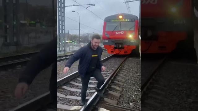 Пьяного мужика сбил поезд Пьяного мужика сбил поезд