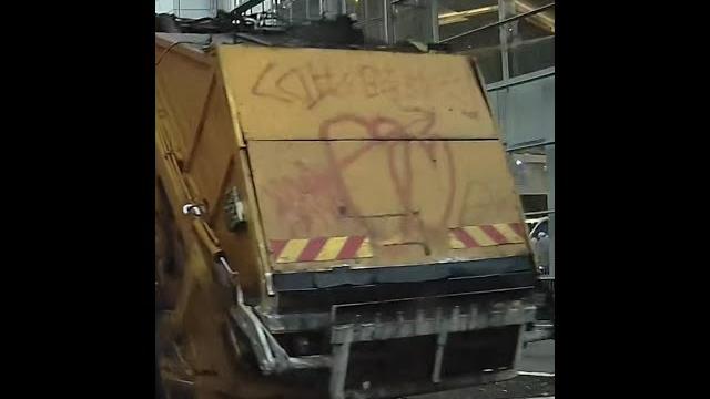 車cam直擊 - 垃圾車就肯定仆街架啦,不過我收唔住的話xv你自己食無仇報 車cam直擊 - 垃圾車就肯定仆街架啦,不過我收唔住的話xv你自己食無仇報
