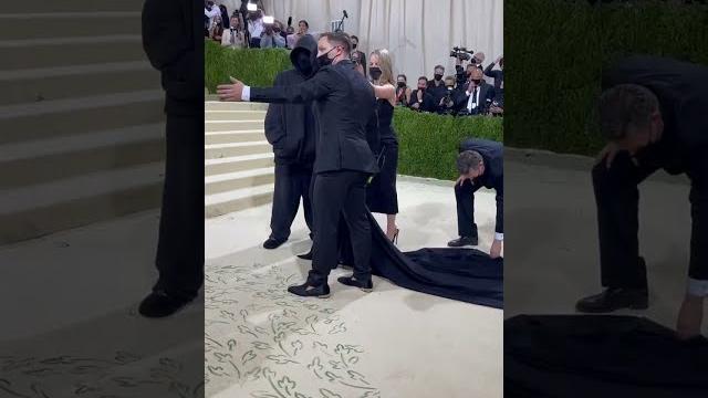 Kanye west + kim kardashian at the met gala 2021 Kanye west + kim kardashian at the met gala 2021