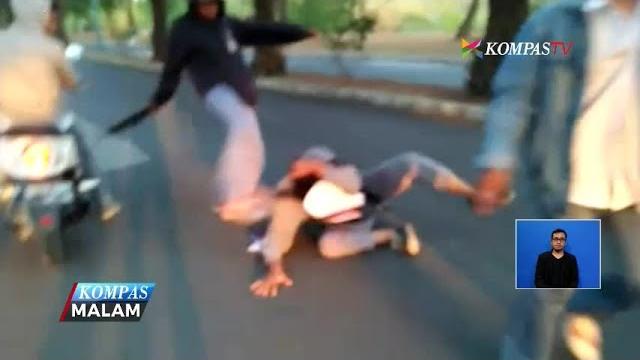 Viral! video siswa smk yang dianiaya 12 pelajar lainnya Viral! video siswa smk yang dianiaya 12 pelajar lainnya