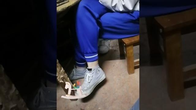 女生帆布鞋抖脚(girl converse crossed leg) 女生帆布鞋抖脚(girl converse crossed leg)